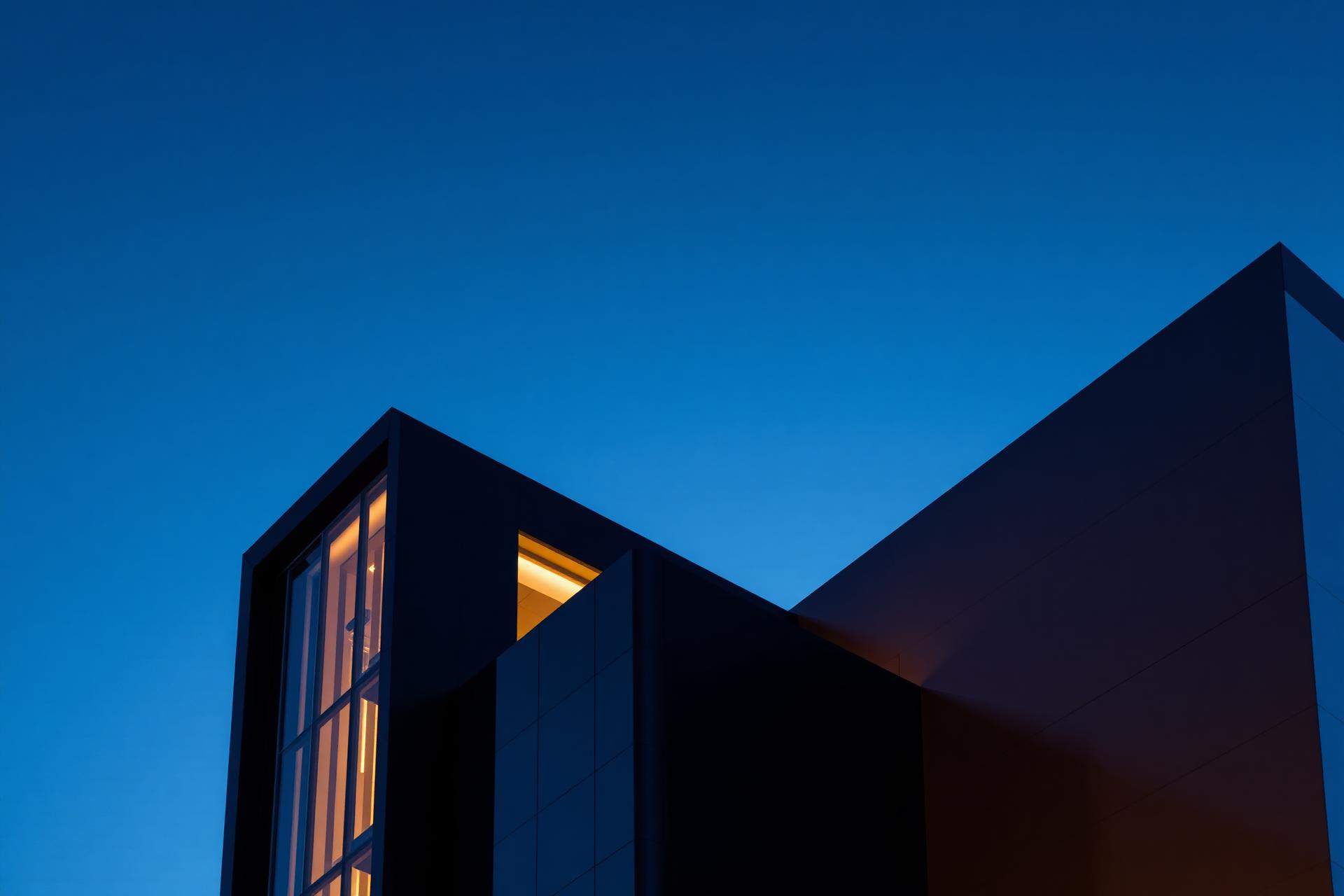 Arquitetura contemporânea ao anoitecer